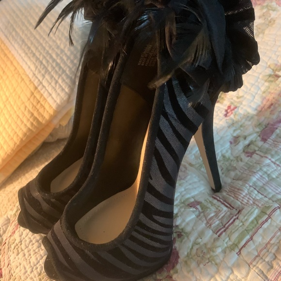 Black Stilettos Beautiful with feathers - Picture 2 of 5
